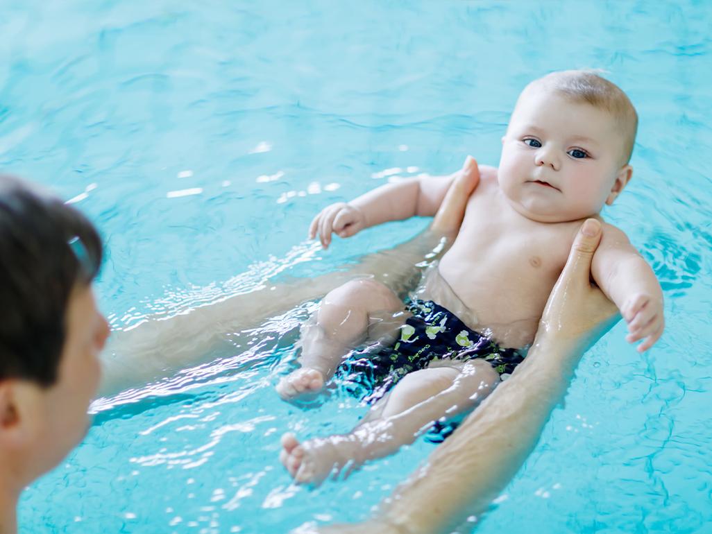 Baby swimming lessons: When babies can swim | BabyCenter