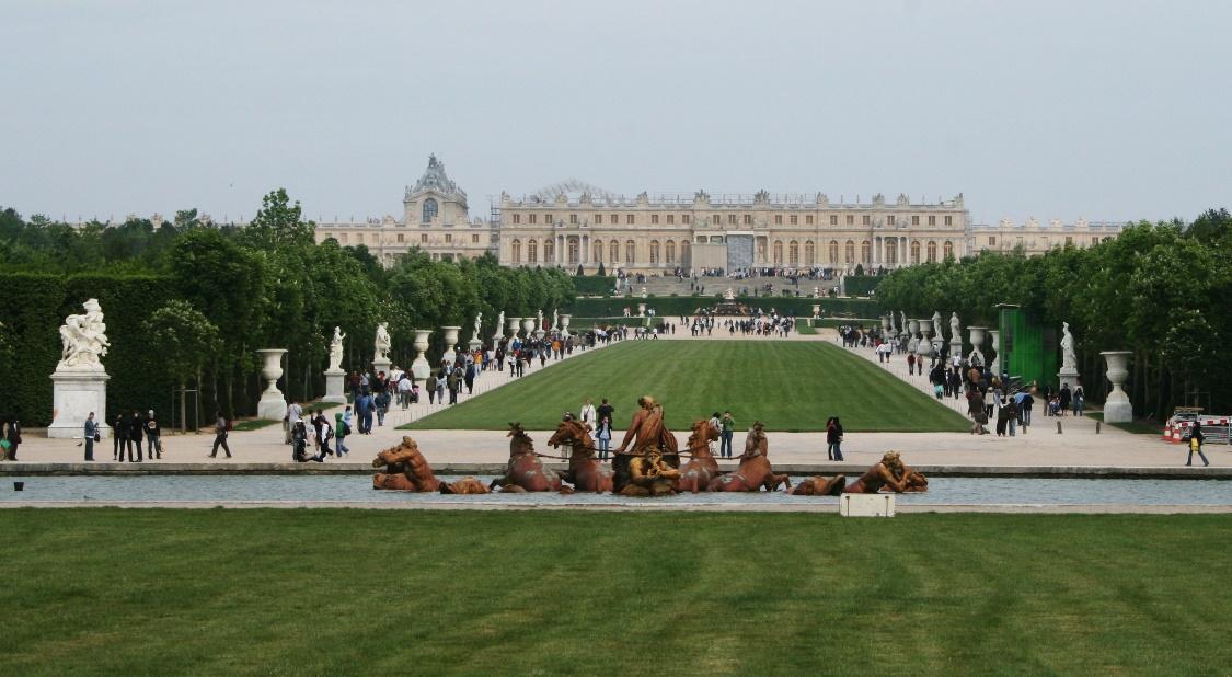 http://upload.wikimedia.org/wikipedia/commons/4/4e/Versailles_Tapis_vert_(1).jpg