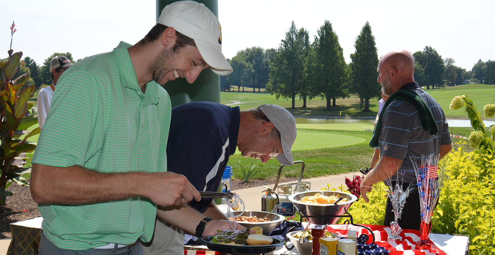 golfers eating lunch