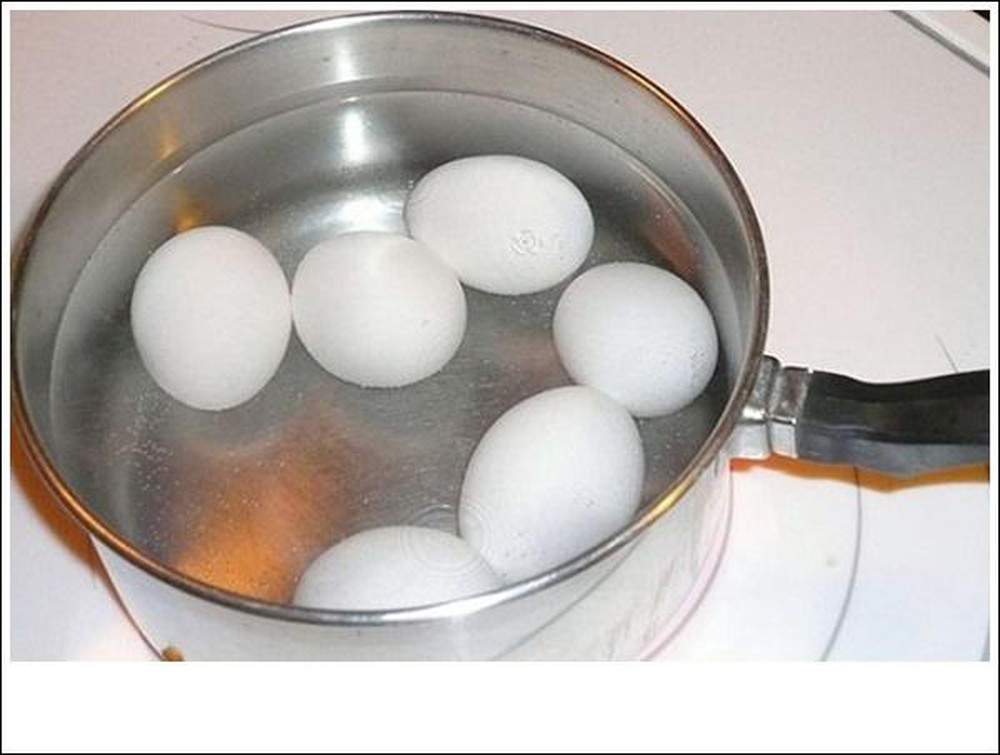 Как кипят яйца. Яйца в кастрюле. Отваривание яиц. Яйца варятся. Кастрюлька с яйцами.
