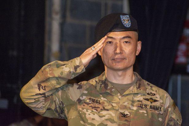 마이클 시글 제57대 ‘병참 장군’은 지난 12일(현지 시각) 대령에서 준장으로 승진했다. 한국 입양아 출신으로 알려진 시글 장군은 이번 승진으로 미군에서 현역으로 복무 중인 유일한 한국계 장성이 됐다. /트위터