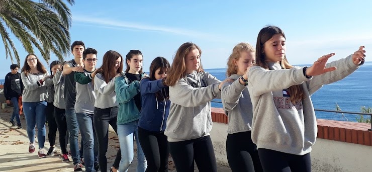 Nois i noies de les 20 Escoles Pies de Catalunya fent activitats de coneixença i cohesió a Calella.