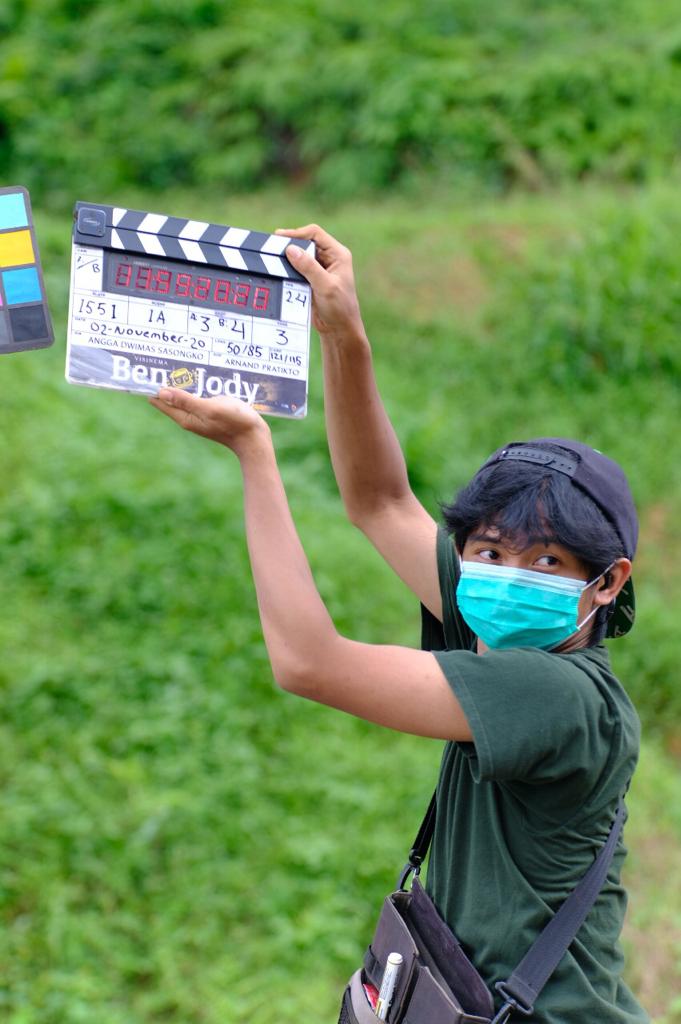 Pada proses syuting film Ben & Jody, Hamdi berperan sebagai clapper.