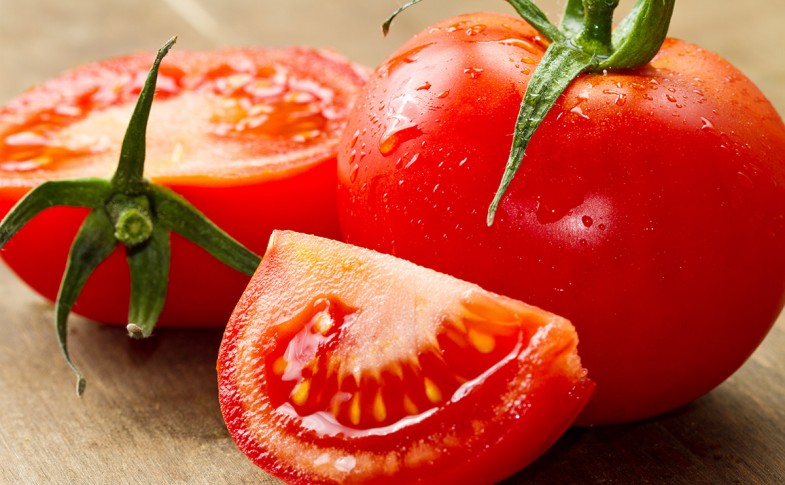 Phun môi ăn gì cho lên màu đẹp nhất - Phun môi nên ăn quả cà chua chín cho lên màu đẹp