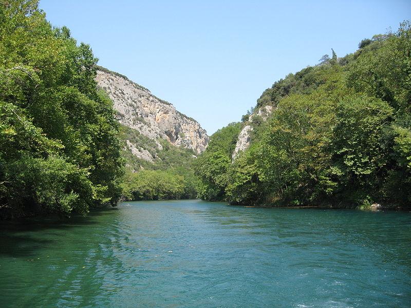 http://upload.wikimedia.org/wikipedia/commons/thumb/2/22/Pineios_River_(Thessaly)_through_the_Vale_of_Tempe.JPG/800px-Pineios_River_(Thessaly)_through_the_Vale_of_Tempe.JPG
