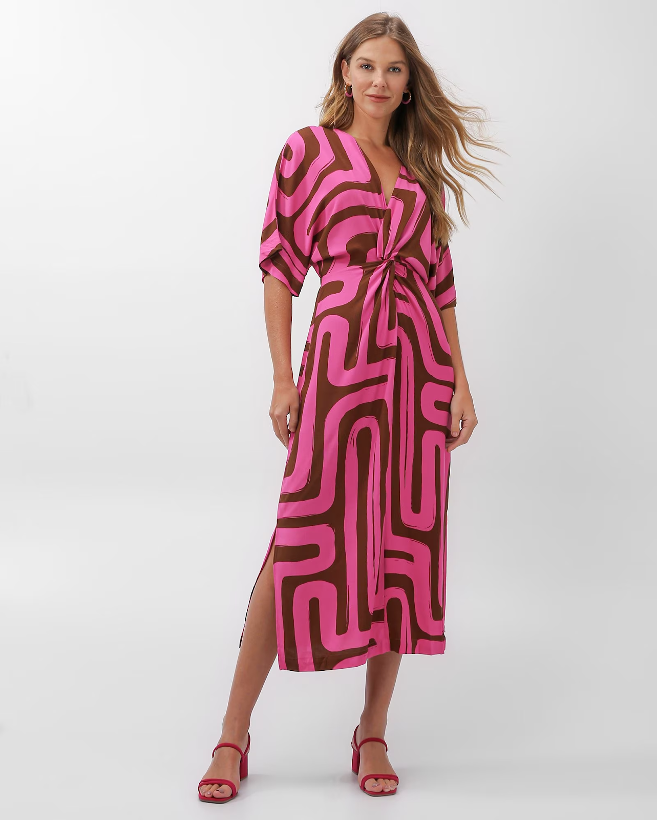 mulher posando para a foto usando um vestido midi rosa neon 