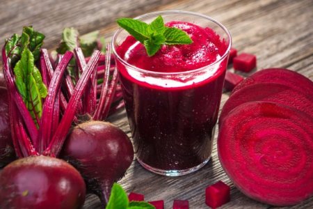 Smoothie with beets and walnuts