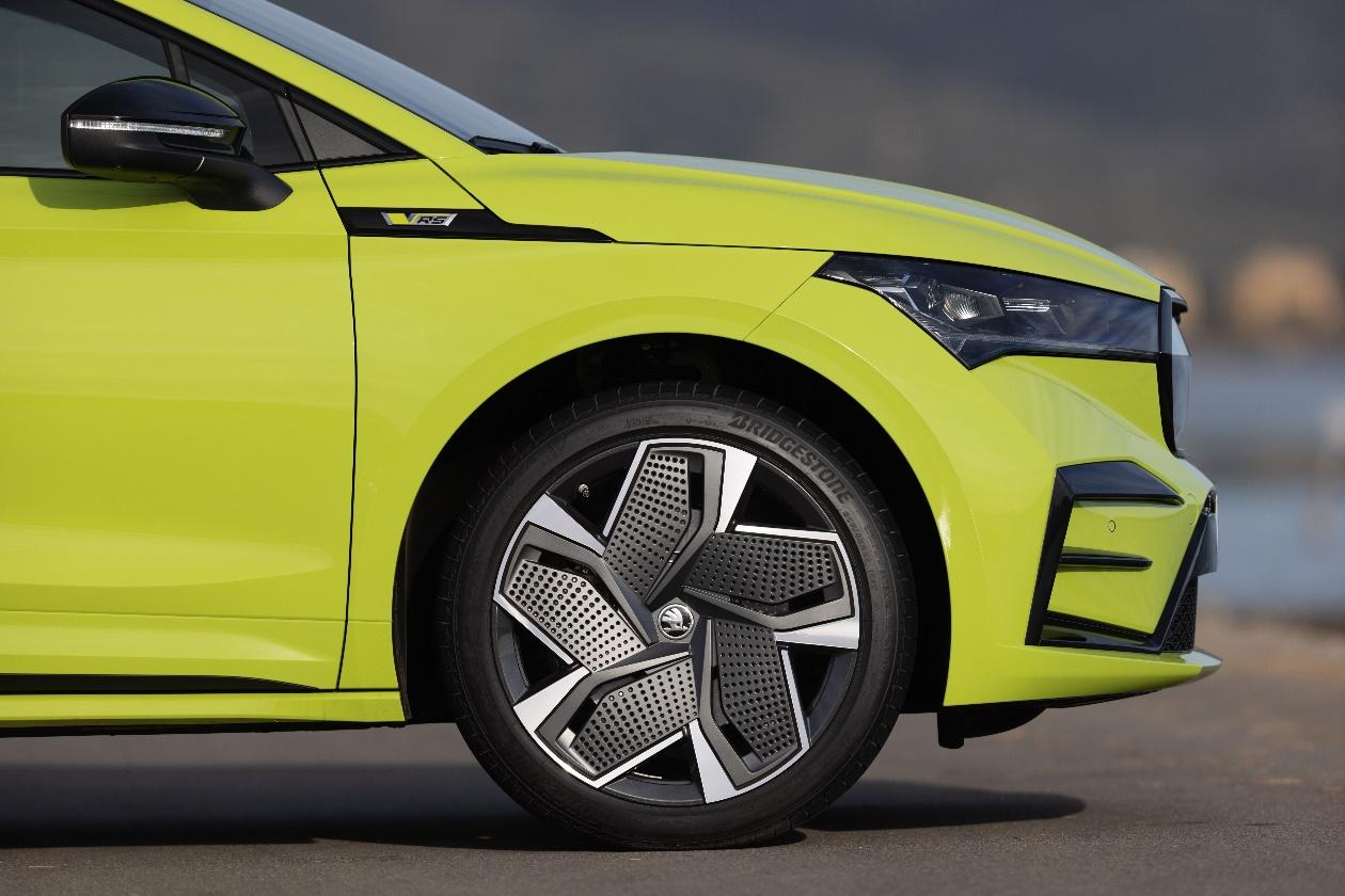 Obraz zawierający droga, samochód, zewnętrzne, żółty

Opis wygenerowany automatycznie