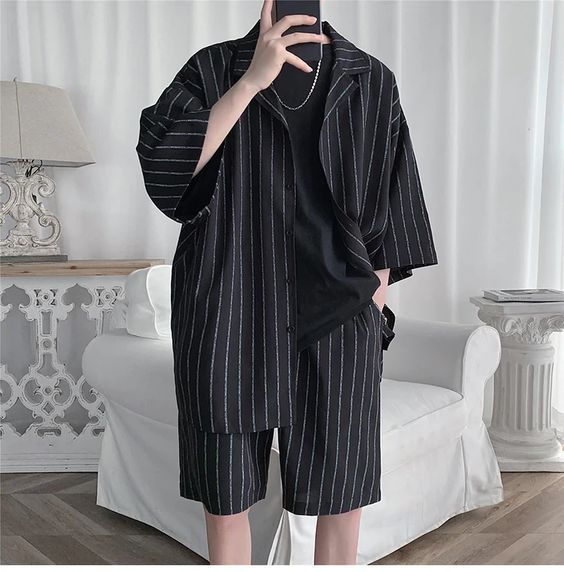 Bạn có thể mix áo phông+quần short + áo sơ mi tay ngắn.Một outfit đơn giản nhưng lại khiến bạn trở nên thật phong cách