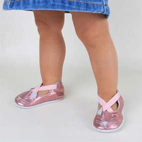 Saiba qual a roupa e o sapato ideal para o bebê que engatinha - Blog