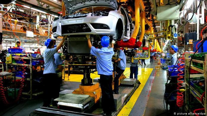 Arbeiter am Fließband bei Ford in Chonqing, China neu (picture alliance/dpa)