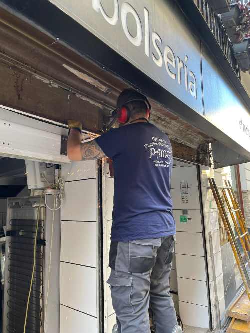 reparación puerta metálica