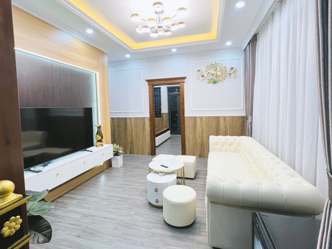 Không gian phòng khách được Trung Nam Decor bố trí ghế sofa và tivi lớn