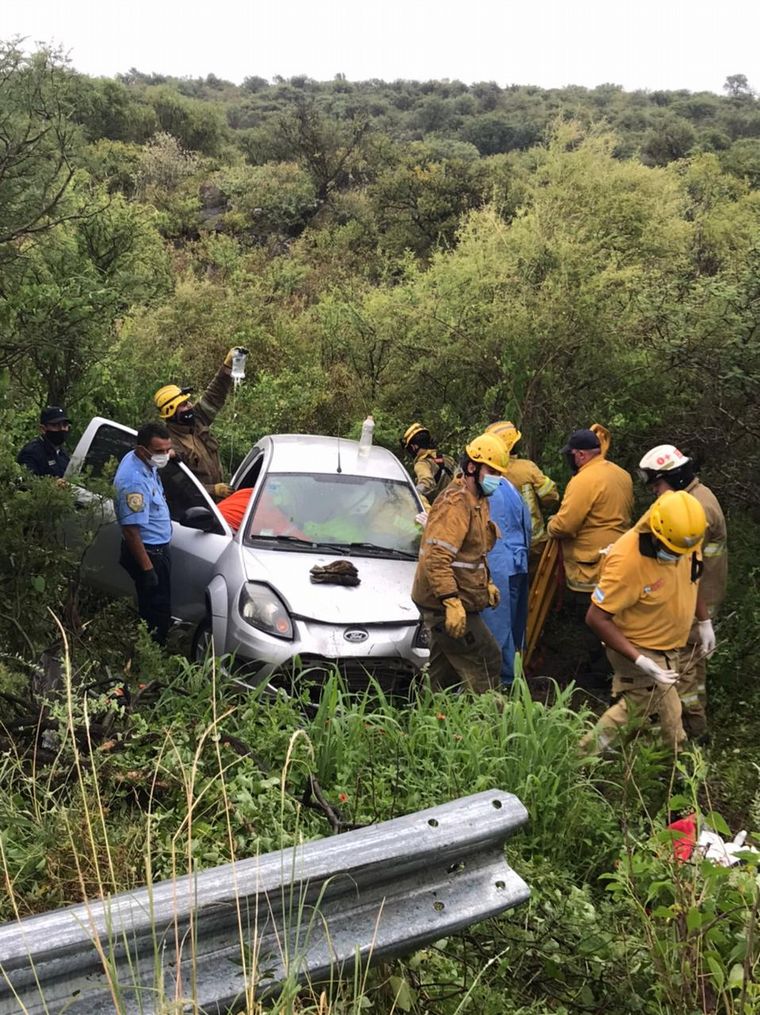AUDIO: Desbarrancó un auto en la ruta 38 camino a Capilla del Monte
