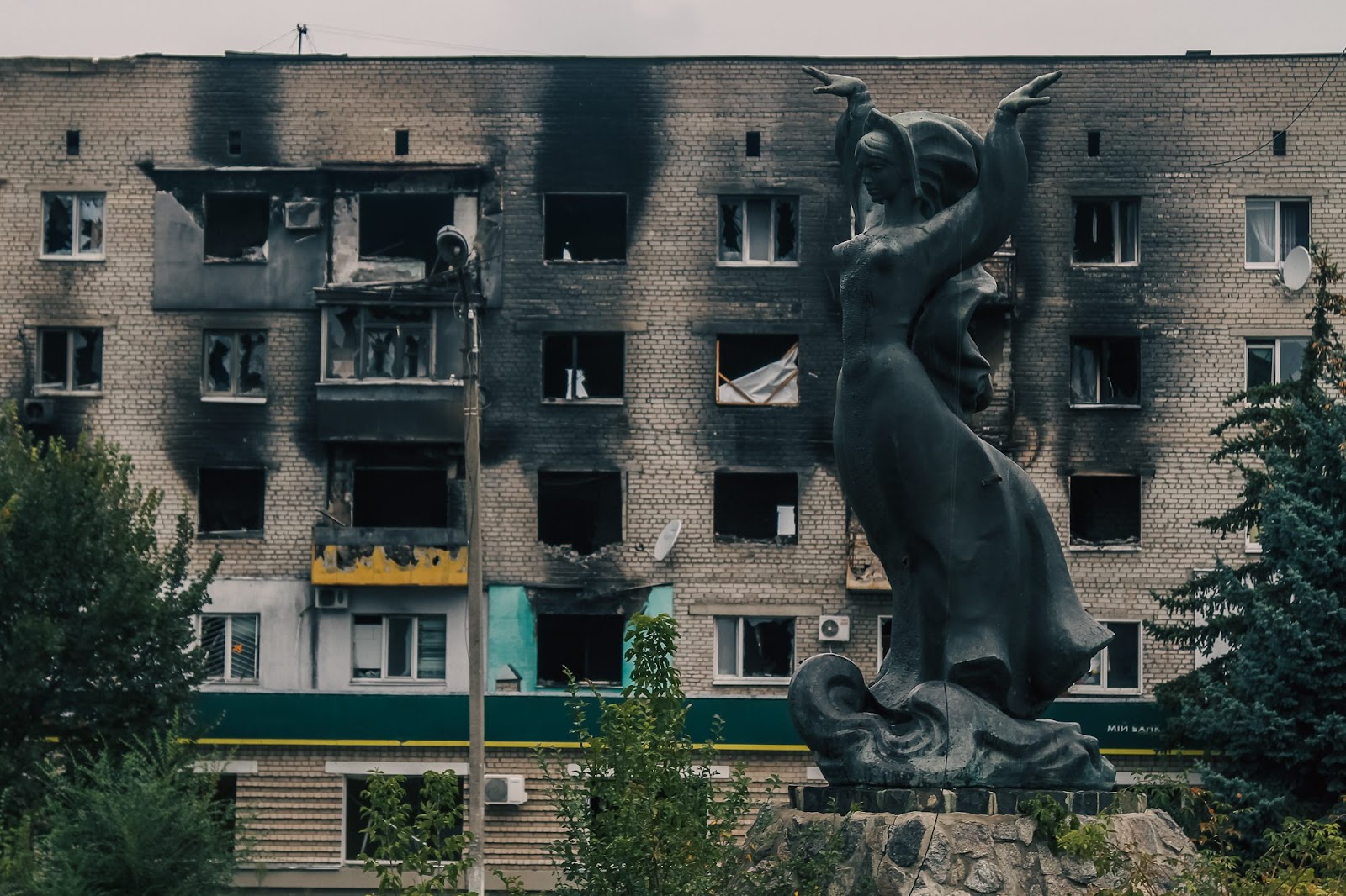 Ізюм, Балаклія і Куп’янськ: катівня та масове поховання на деокупованій Харківщині в репортажі Заборони