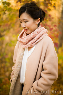 woman wearing pink knitted cowl