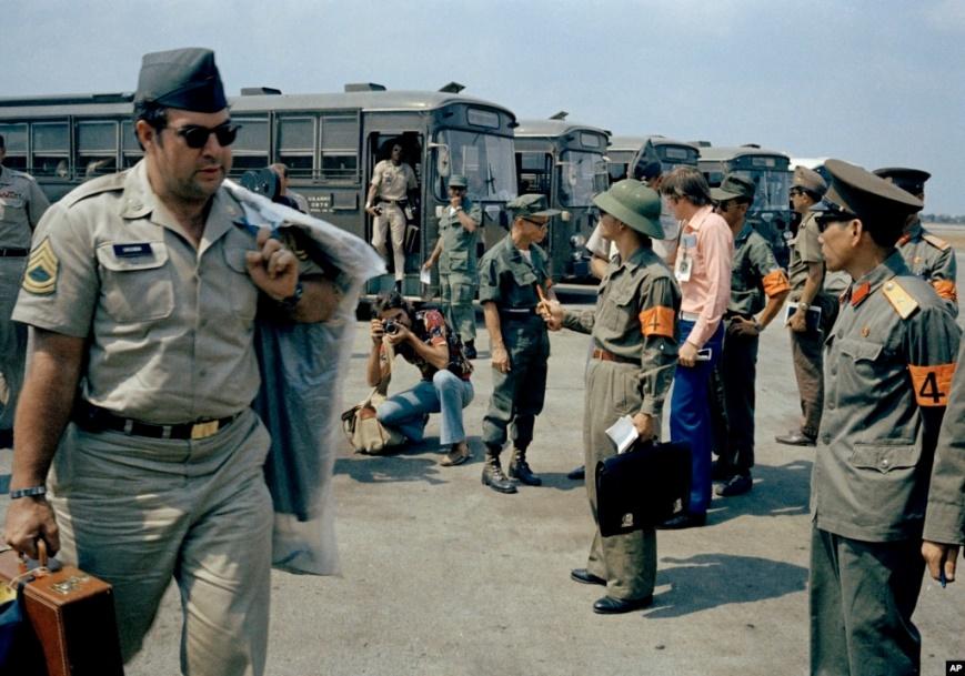 Binh sĩ Mỹ lên máy bay phản lực dưới sự giám sát của các quan sát viên Bắc Việt Nam và Việt Cộng tại Sài Gòn, ngày 29 tháng 3 năm 1973. Phía cộng sản đếm từng binh sĩ lên máy bay vận tải trong khi các binh sĩ phớt lờ họ.