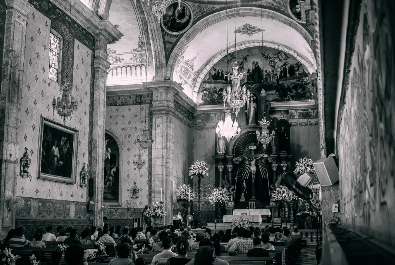 Foto em preto e branco do interior de igreja