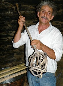 Porträt Stelios Stavrakakis mit Schlägel.