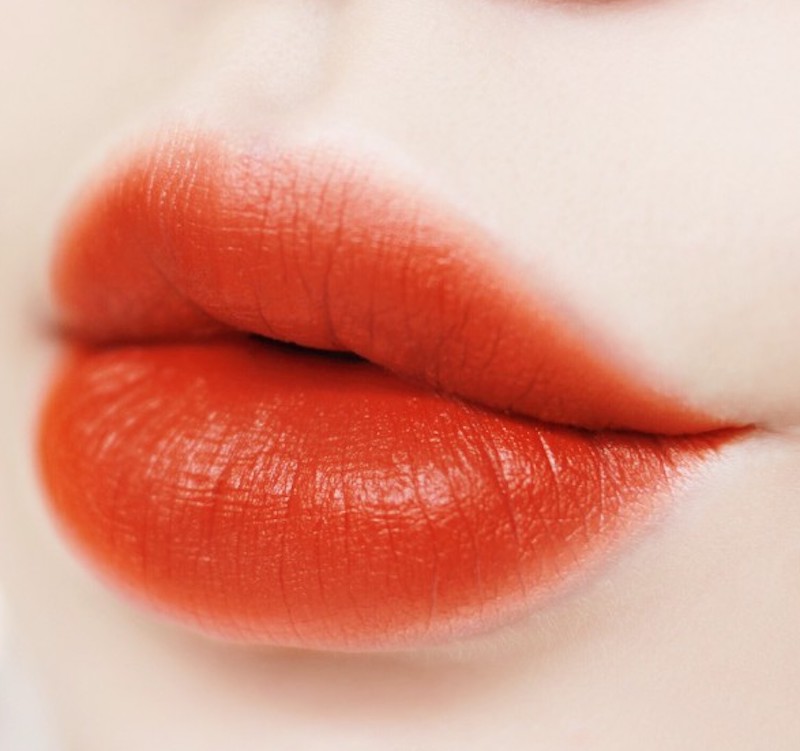 Phun môi collagen màu đỏ cam phù hợp với tone trắng, trắng xanh và làn da ngăm,...