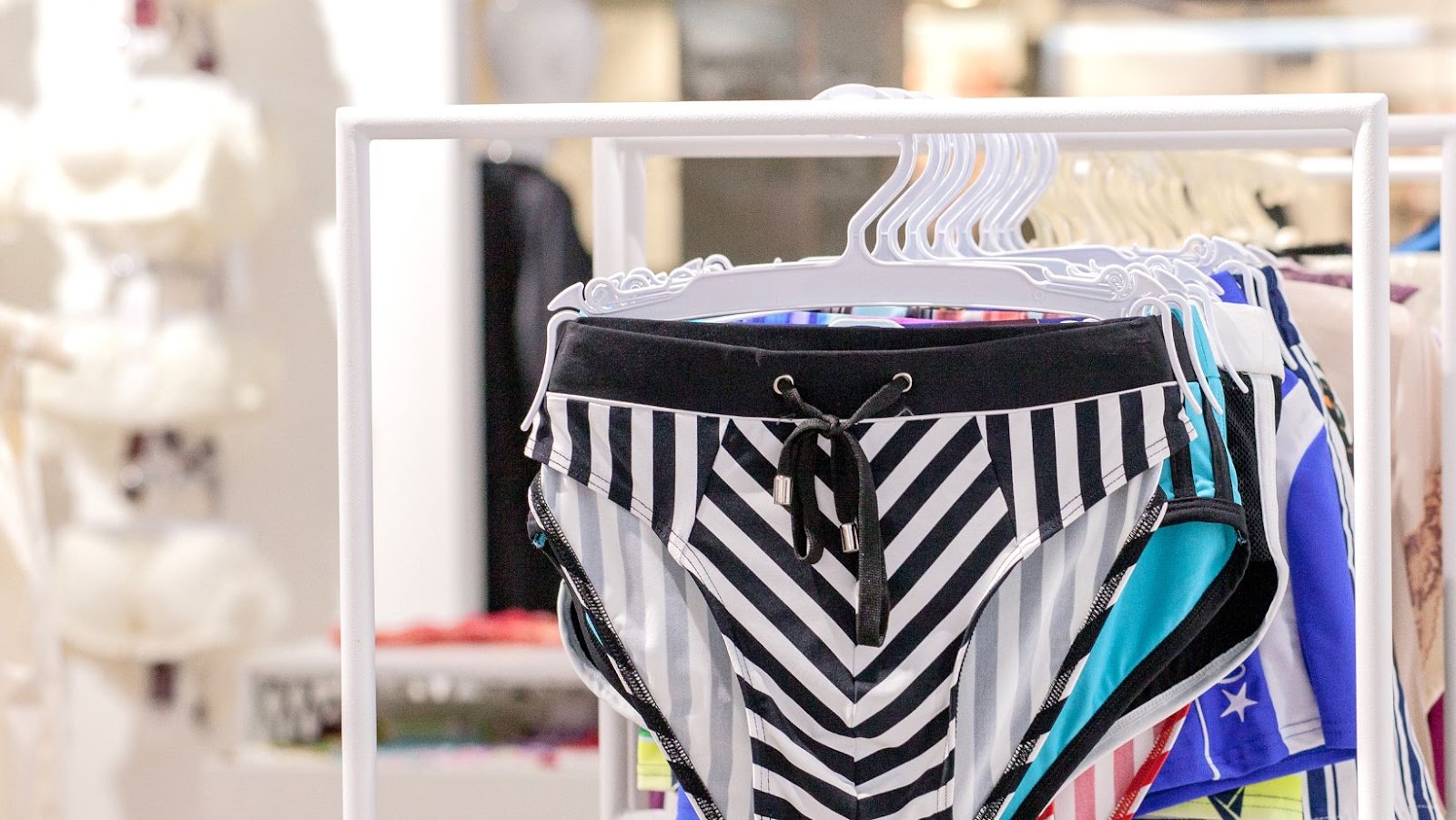 How to Choose the Right Underwear for Wearing Under Swim Trunks