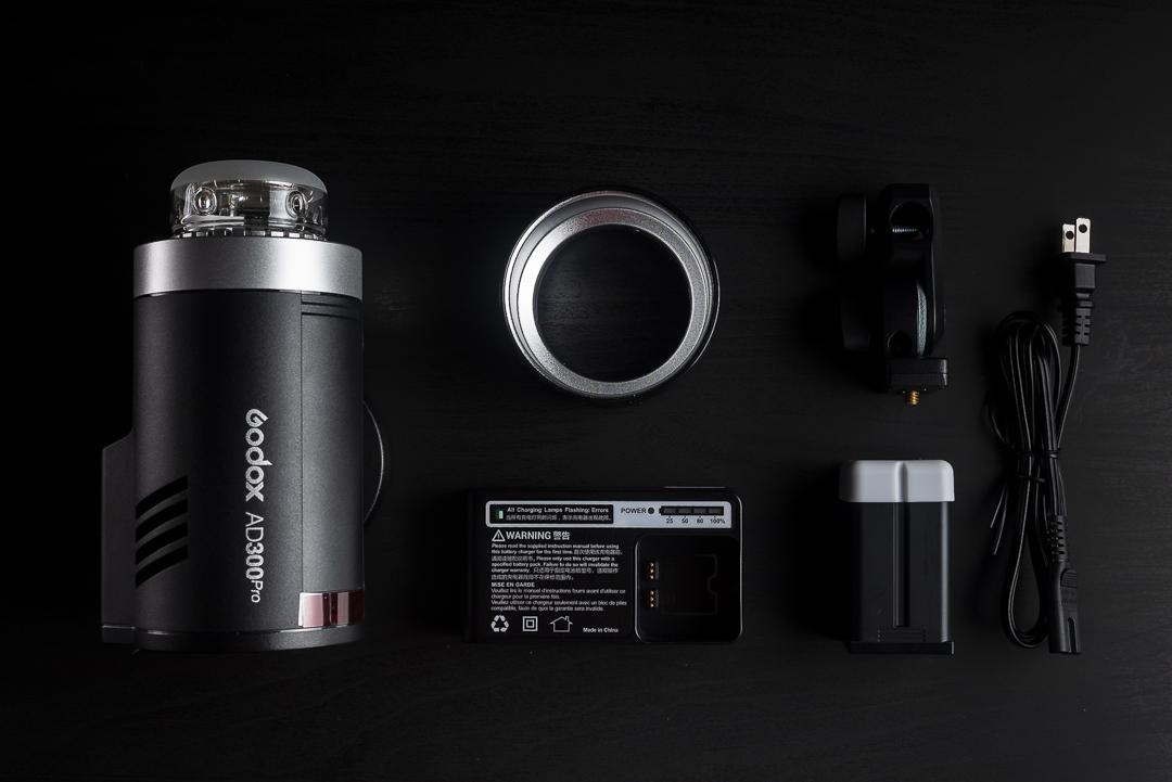 Flatlay Godox AD300 Pro. Flash compacto e competente. Talvez o melhor flash da Godox 