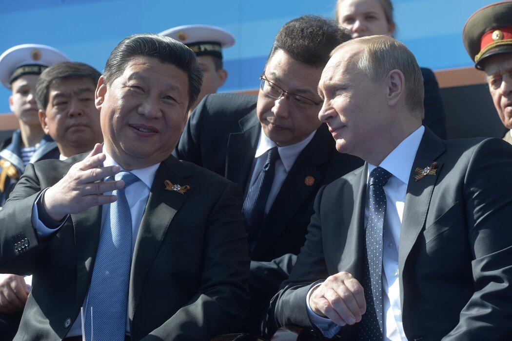 2015年，中国最高领导人习近平与俄罗斯总统普京一起在莫斯科参加纪念第二次世界大战结束的阅兵式。