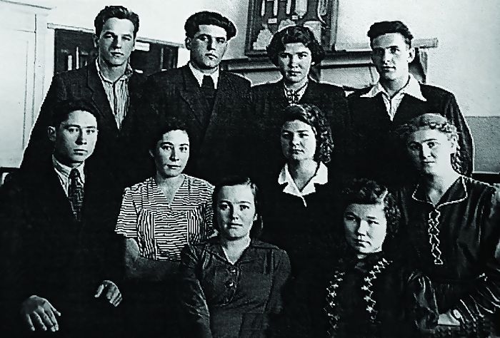 Алексей (Илий) Ноздрин в техникуме (первый справа в верхнем ряду).