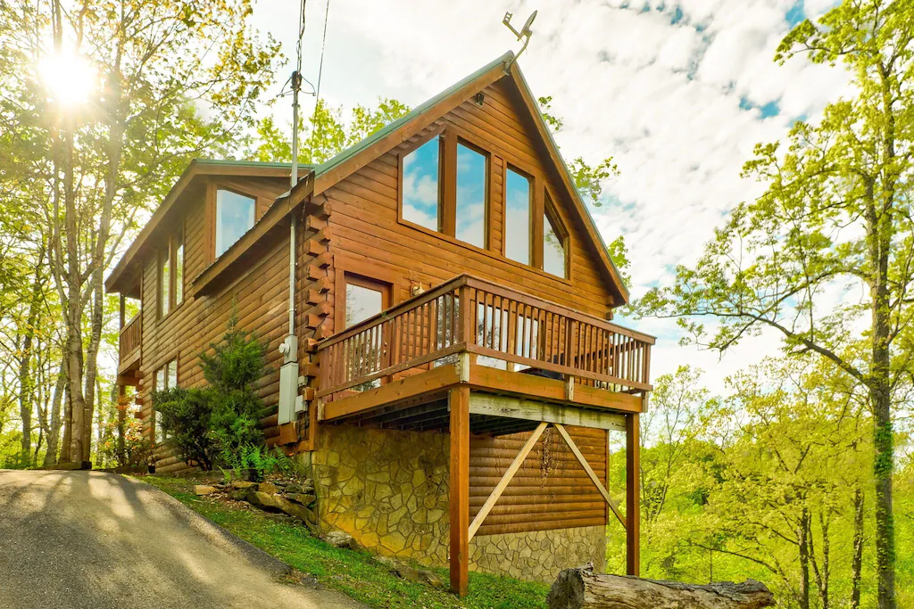 Bearly Naked Treehouse Cabin with Hot Tub - Romantic Getaway in the Smoky Mountains, Ideal for Couples
