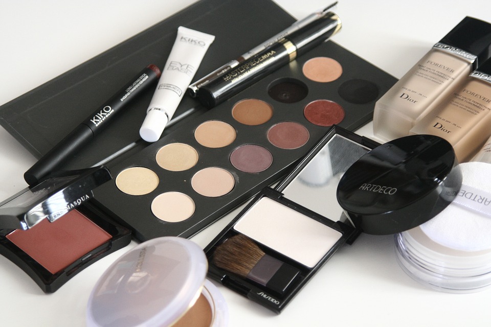 Avoid Smudging: Hacks For Keeping Your Makeup In Place All Night Long!