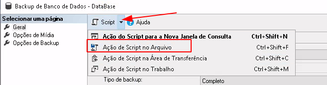 Janela de backup do SQL Server com botões de ação que geram script, menu esquerdo com opção de Geral, Opções de Mídia e Opções de Backup. Em vermelho selecionado o botão Script e em seguida Ação de Script no Arquivo.