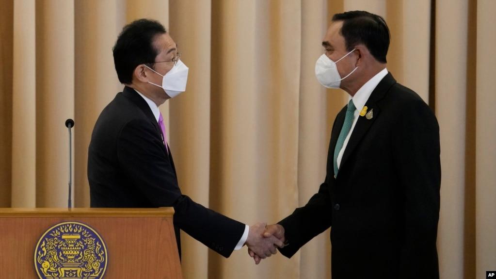 Thủ tướng Nhật Fumio Kishida, trái, và Thủ tướng Thái Lan Prayuth Chan-ocha, Bangkok, ngày 2/5/2022. (AP Photo/Sakchai Lalit)