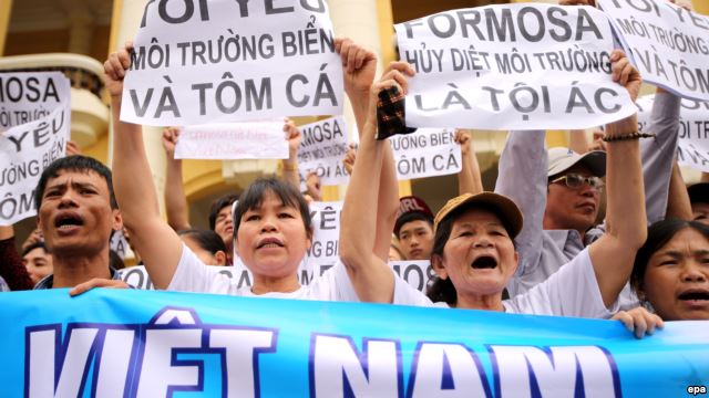 Người dân ở Việt Nam xuống đường biểu tình tại Hà Nội, tố cáo công ty Formosa hủy hoại môi trường, gây ra vụ cá chết hàng loạt tại các tỉnh miền Trung Việt Nam, ngày 1/5/2016.