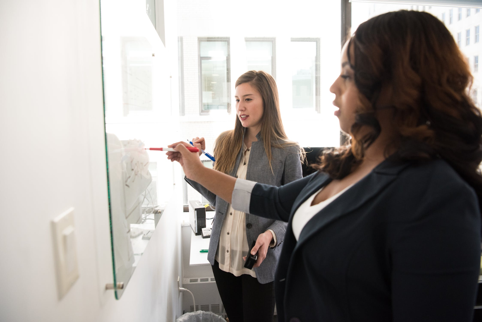 Deux employées qui essayent de développer une culture d'entreprise bienveillante.