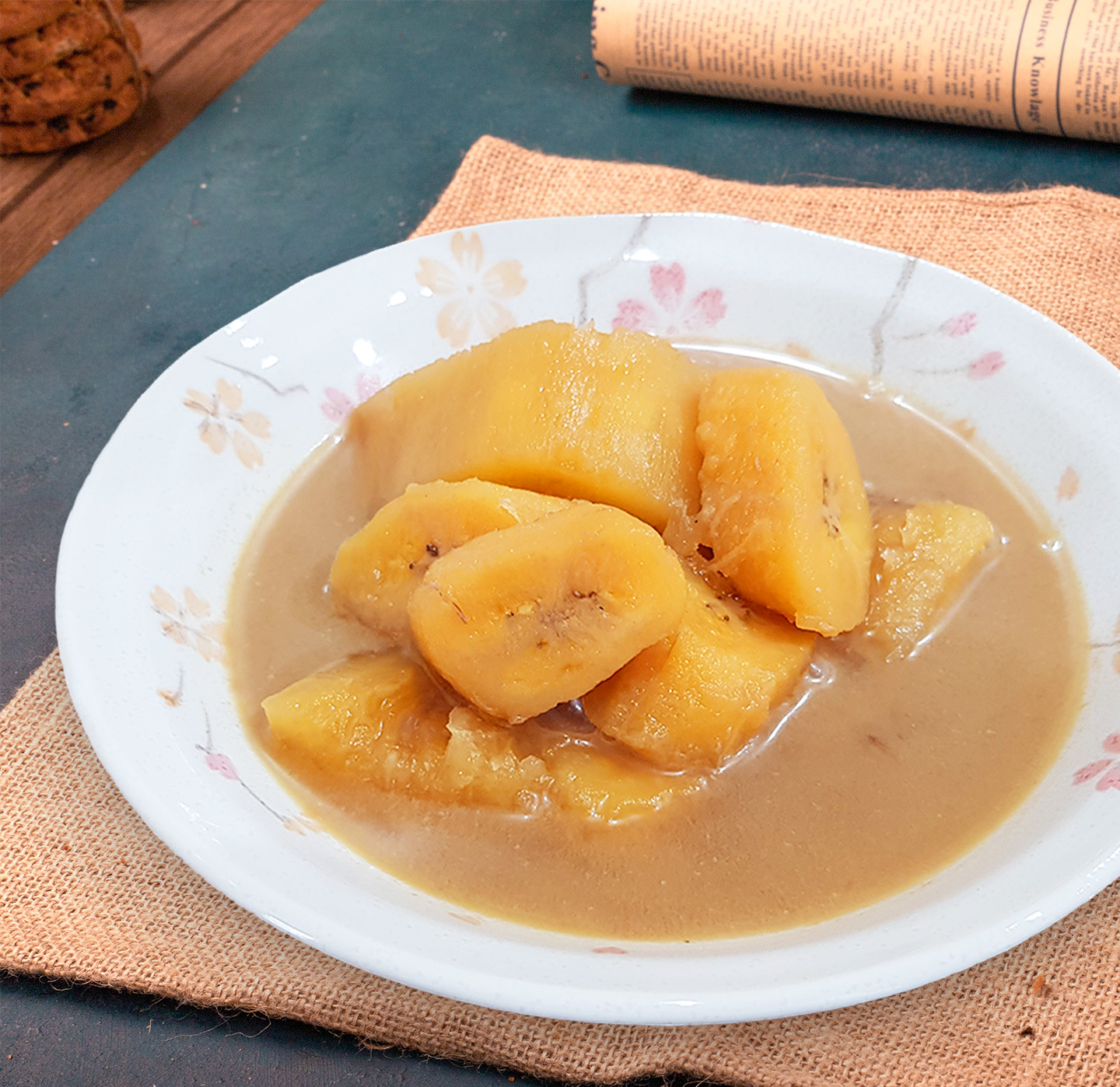 Kolak pisang ubi disajikan dengan potongan pisang dan ubi lembut dan memiliki kuah kecoklatan terbuat dari gula aren