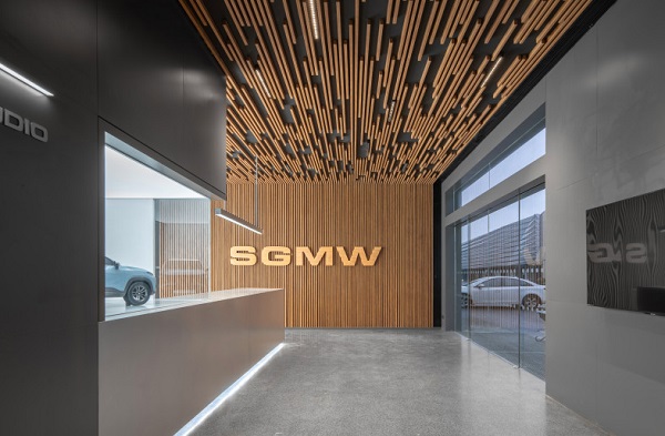 SGMW là sự liên doanh của ba thương hiệu Wuling Motor, General Motors và SAIC Motor