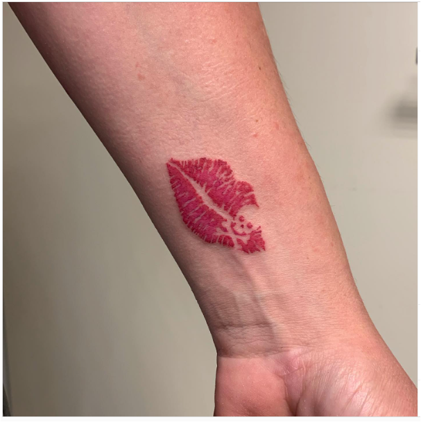 Kiss Adorable Wrist Tattoo Women