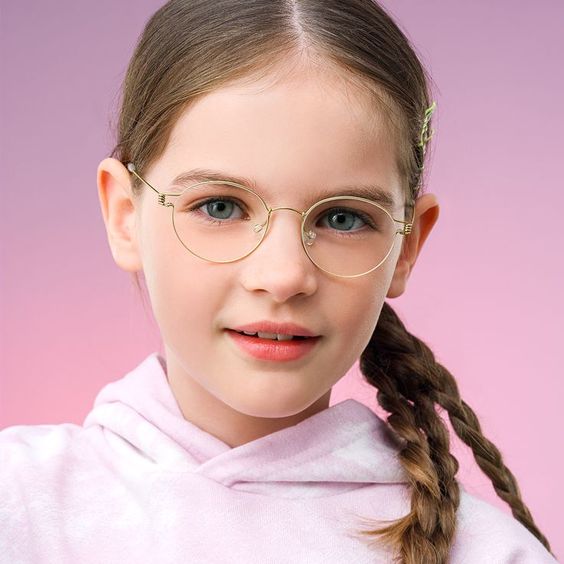 Trẻ em chính là một trong những đối tượng nên đeo tròng kính chống ánh sáng xanh