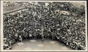 Maori Land March crowd in Parliament ... | Items | National Library of New  Zealand | National Library of New Zealand