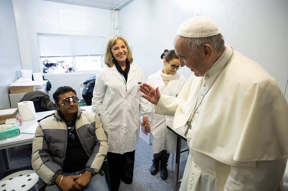 Đức Thánh Cha Phanxico thăm người nghèo tại phòng khám y tế lưu động trong Quảng trường Thánh Phê-rô