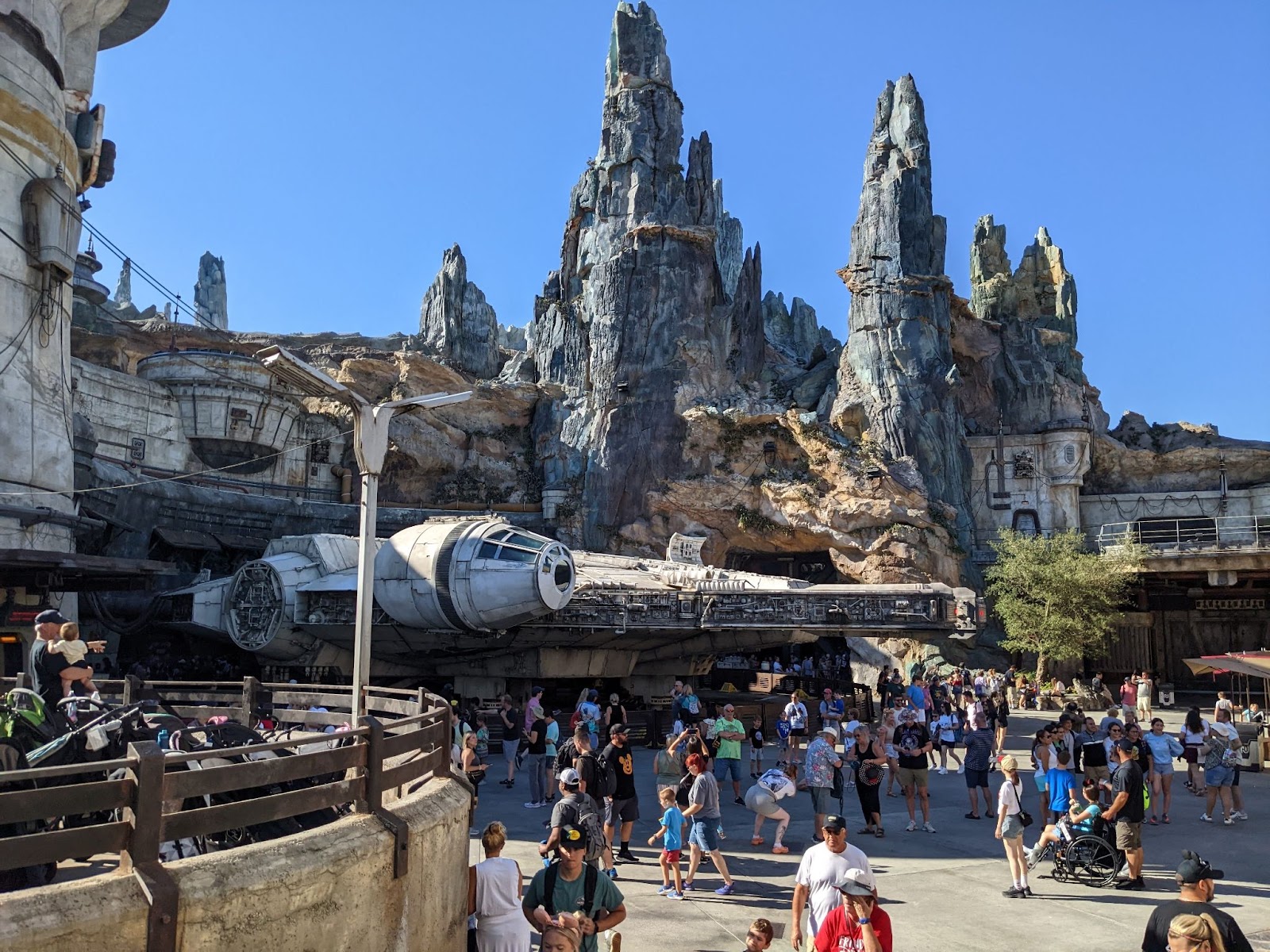 Photo of Galaxy's Edge, a very crowded area with long lines. Im grateful I had the Disney DAS pass. to enjoy this part of the park.