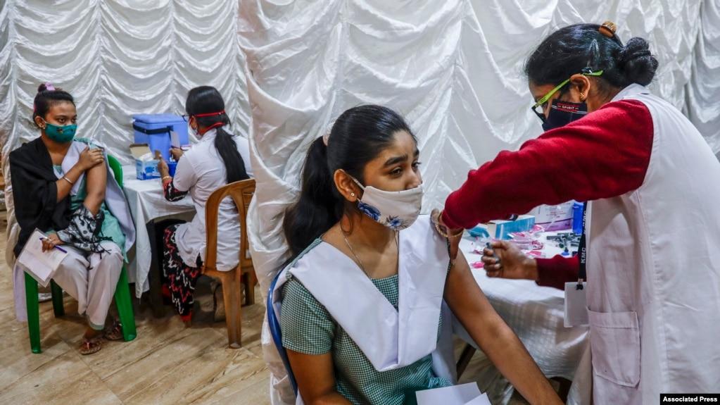 Ấn Độ tiêm vaccine ngừa COVID-19 cho thanh thiếu niên tại trường.