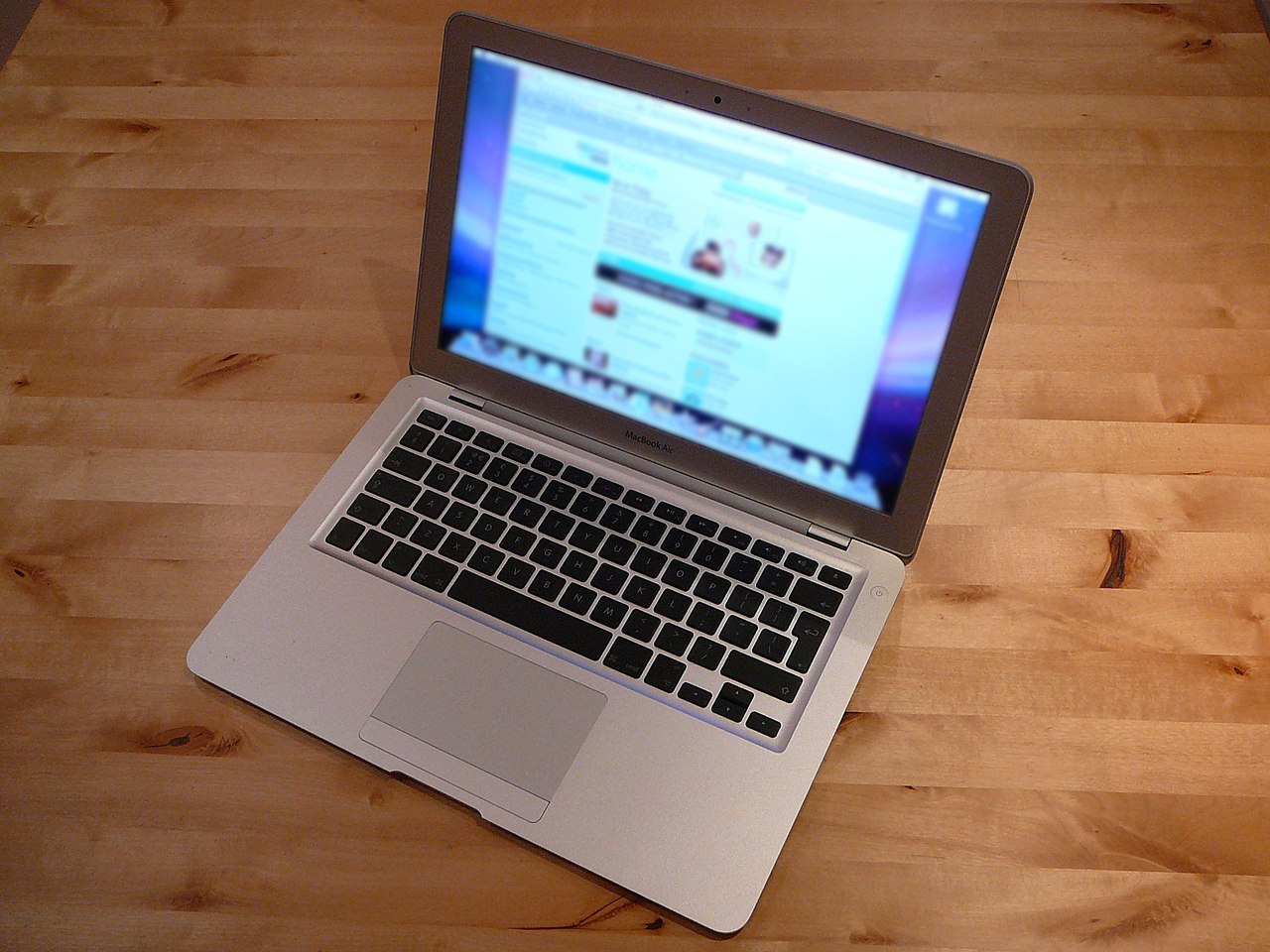 MacBook Air 2022 with open display is in the brown table.