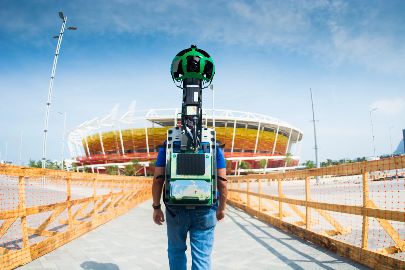 Un operatore cattura con il Google Trekker immagini a 360° all’interno del Parco Olimpico di Rio
