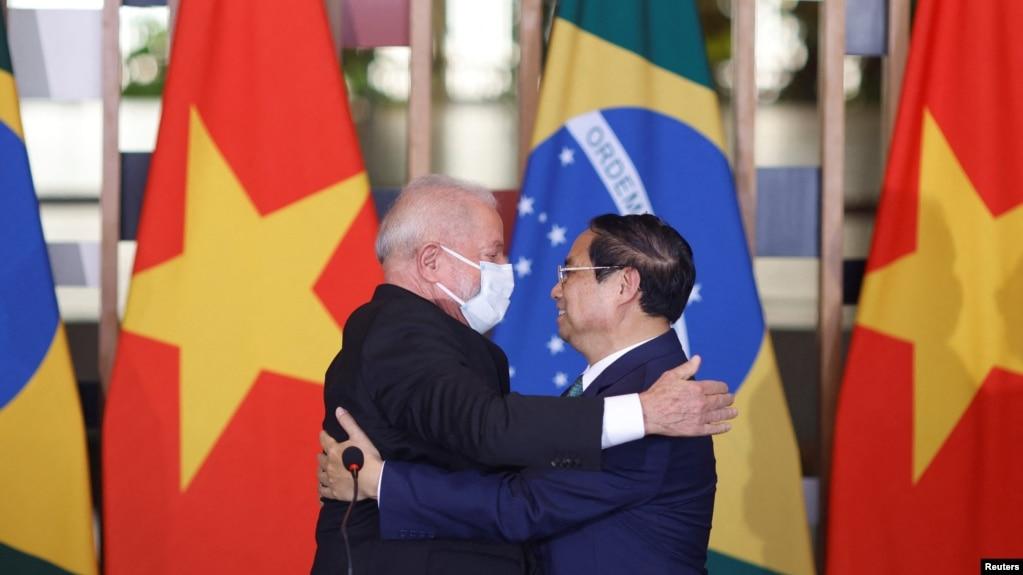 Tổng thống Brazil Luiz Inacio Lula da Silva chào hỏi Thủ tướng Việt Nam Phạm Minh Chính tại Cung điện Itamaraty ở Brasilia, 25/9/2023. 