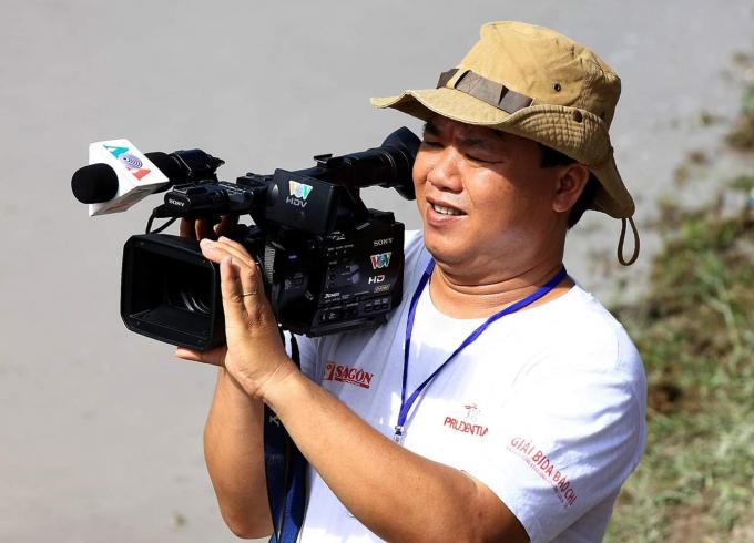 Nhà báo Phan Văn Ánh quay phim tại hiện trường.