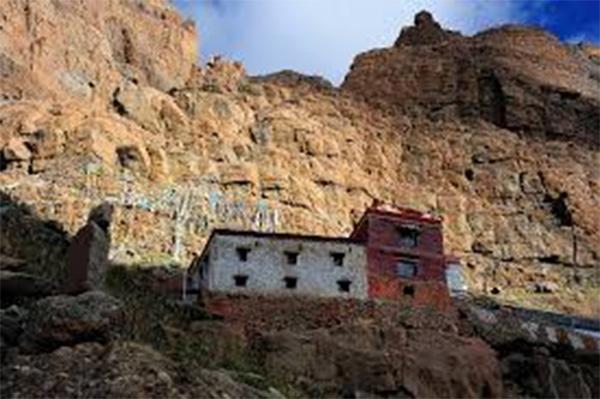 http://www.drukpacouncil.org/images/resources/monasteries/kailash/ChokuGompa.jpg