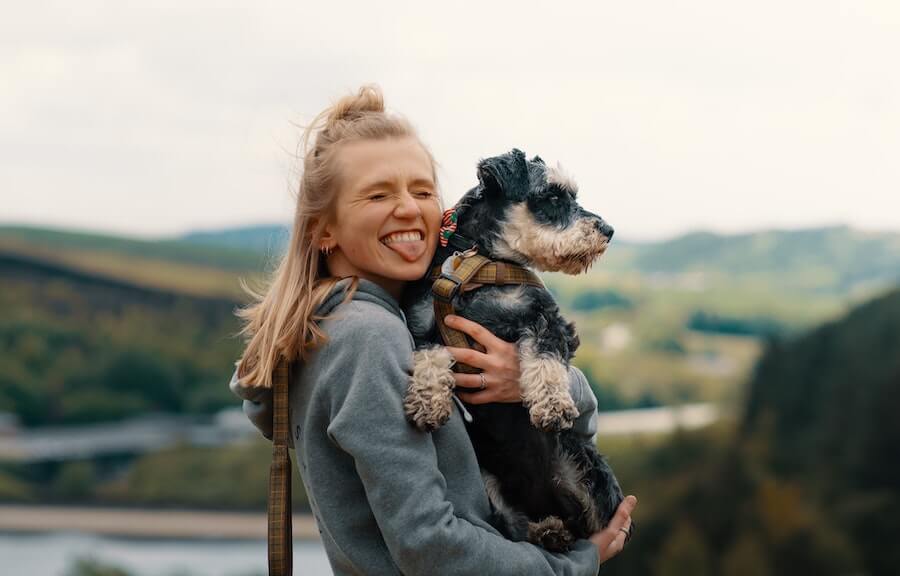 Jente som holder en hund 