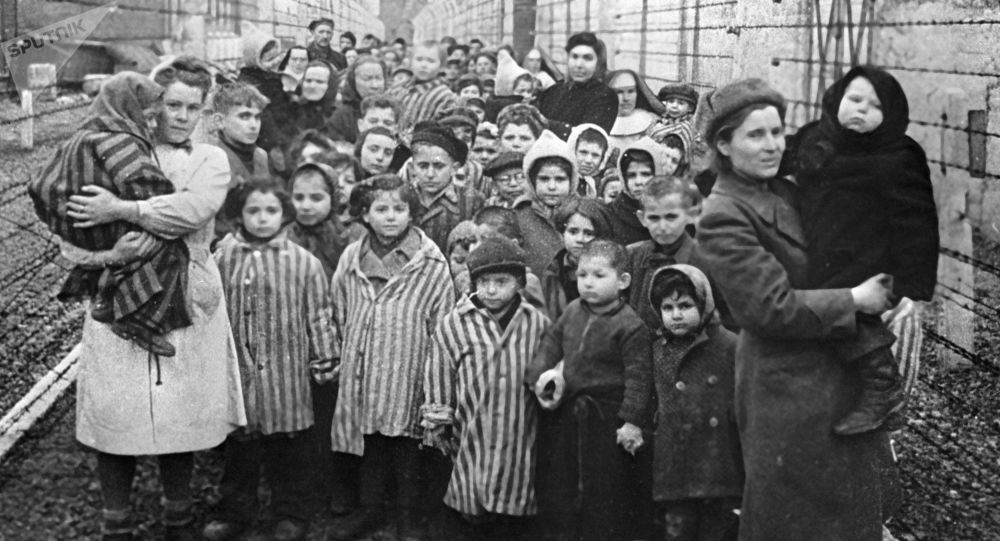 Советские врачи и представители Красного креста среди узников Освенцима в первые часы после освобождения лагеря