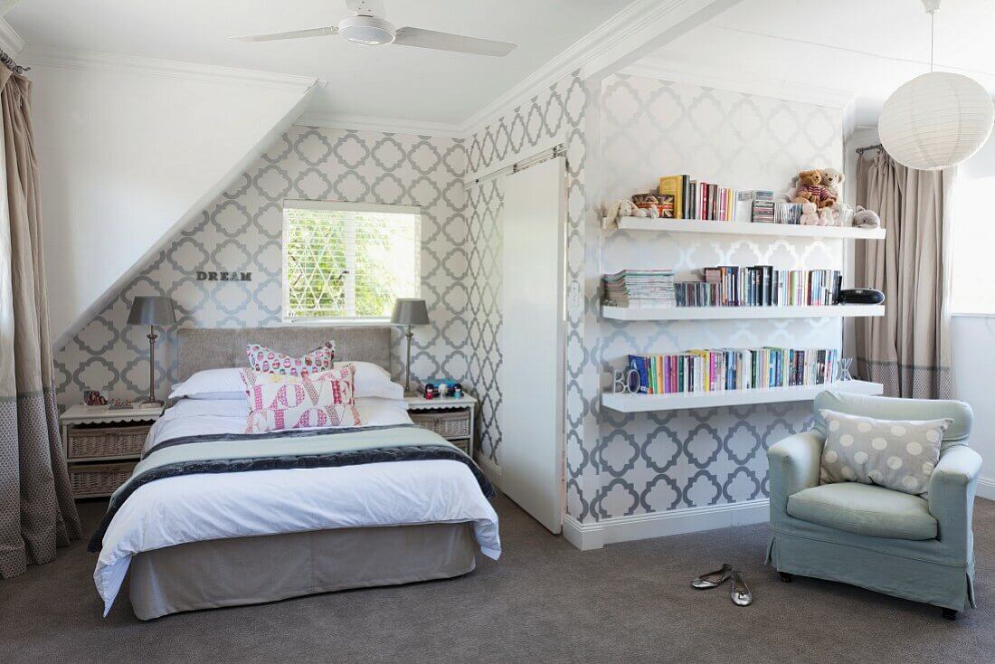  Mẫu phòng ngủ áp mái kết hợp phòng đọc sách 1